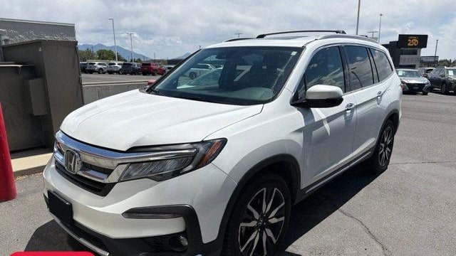 2021 Honda Pilot Touring w/Rear Captain's Chairs