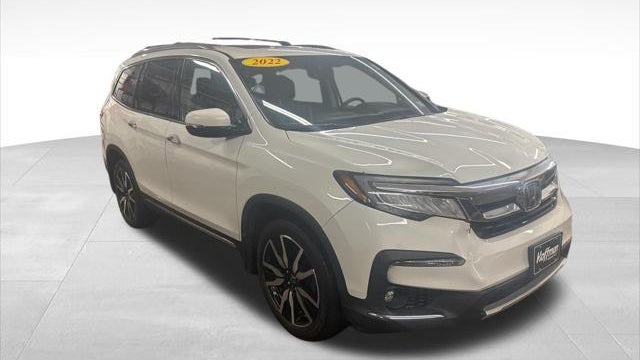 2022 Honda Pilot Touring w/Rear Captain's Chairs