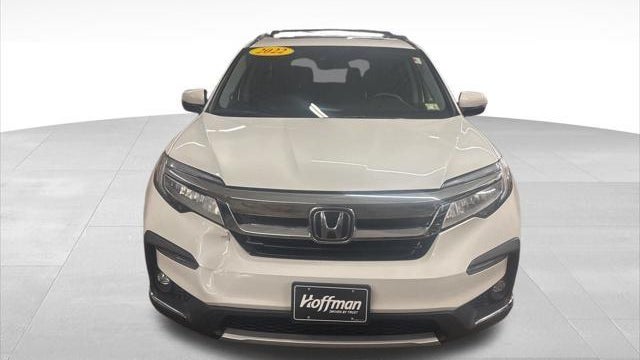 2022 Honda Pilot Touring w/Rear Captain's Chairs