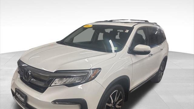 2022 Honda Pilot Touring w/Rear Captain's Chairs