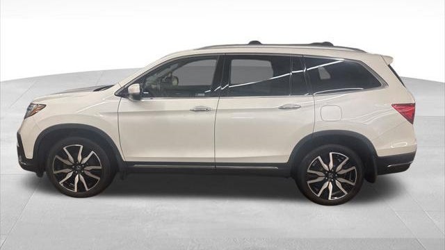2022 Honda Pilot Touring w/Rear Captain's Chairs