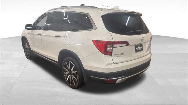 2022 Honda Pilot Touring w/Rear Captain's Chairs