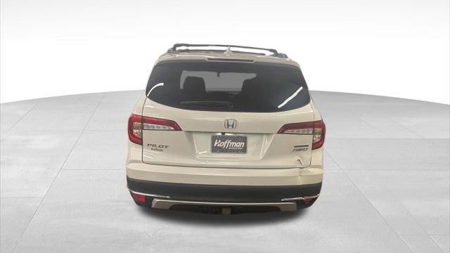 2022 Honda Pilot Touring w/Rear Captain's Chairs