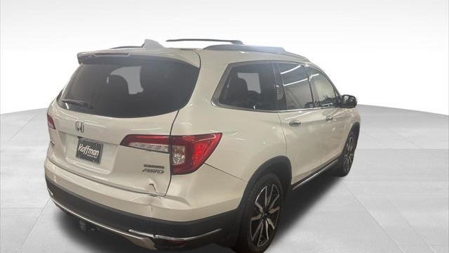2022 Honda Pilot Touring w/Rear Captain's Chairs