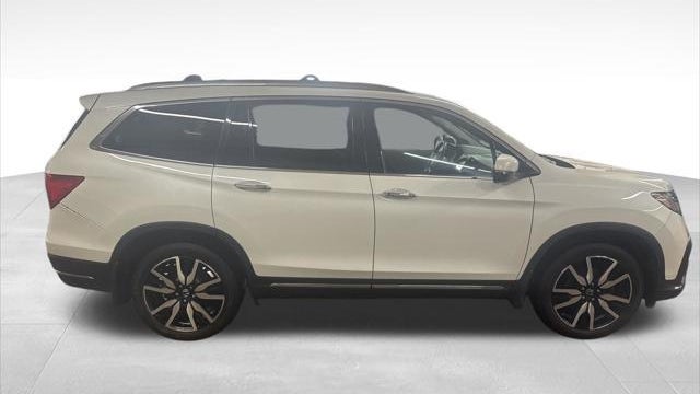 2022 Honda Pilot Touring w/Rear Captain's Chairs