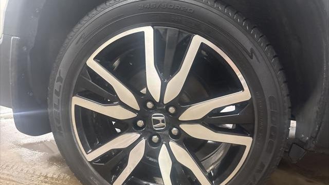 2022 Honda Pilot Touring w/Rear Captain's Chairs