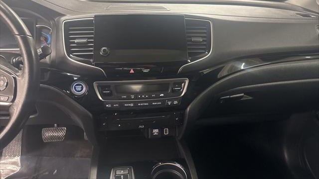 2022 Honda Pilot Touring w/Rear Captain's Chairs