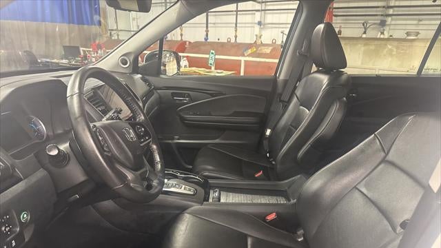 2022 Honda Pilot Touring w/Rear Captain's Chairs