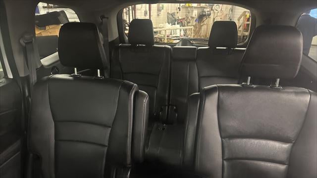 2022 Honda Pilot Touring w/Rear Captain's Chairs