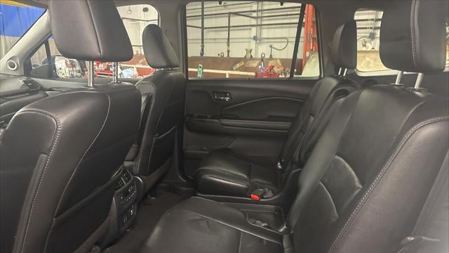 2022 Honda Pilot Touring w/Rear Captain's Chairs