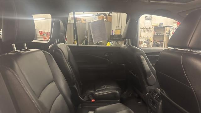 2022 Honda Pilot Touring w/Rear Captain's Chairs