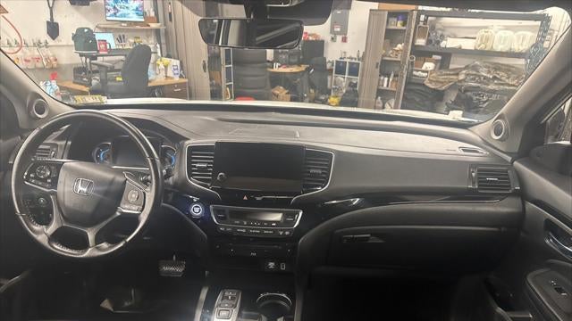 2022 Honda Pilot Touring w/Rear Captain's Chairs