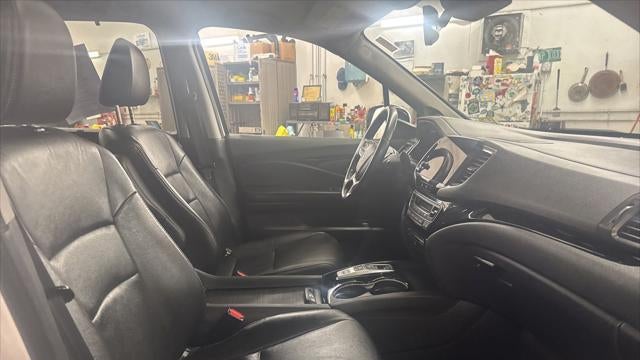 2022 Honda Pilot Touring w/Rear Captain's Chairs