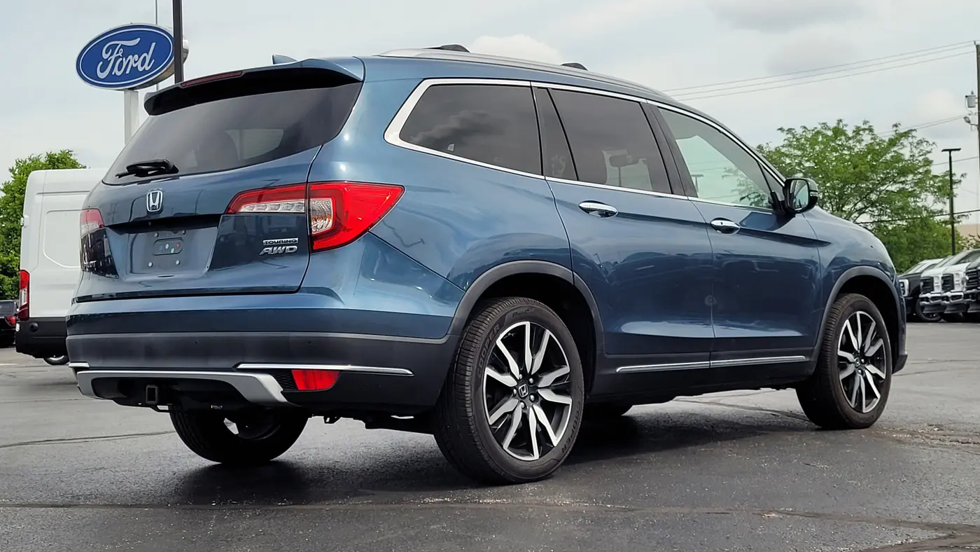 2021 Honda Pilot Touring w/Rear Captain's Chairs