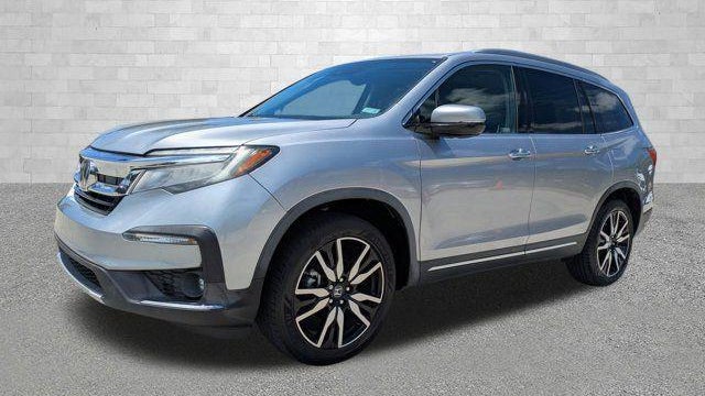 2019 Honda Pilot Touring w/Rear Captain's Chairs