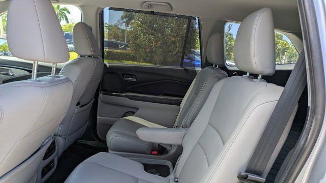 2019 Honda Pilot Touring w/Rear Captain's Chairs