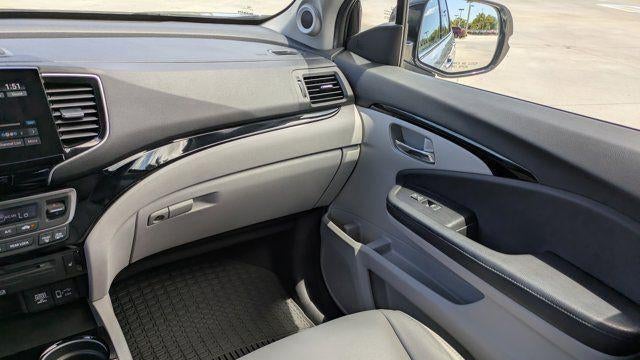 2019 Honda Pilot Touring w/Rear Captain's Chairs