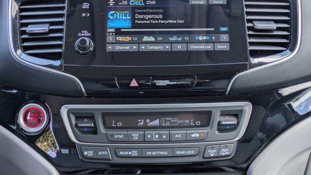 2019 Honda Pilot Touring w/Rear Captain's Chairs
