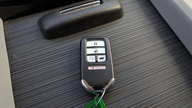 2019 Honda Pilot Touring w/Rear Captain's Chairs