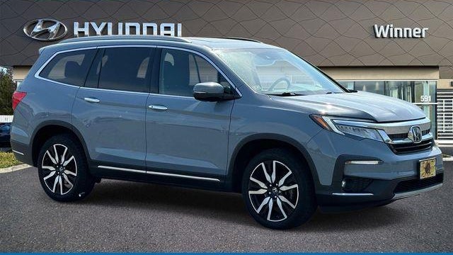 2022 Honda Pilot Touring w/Rear Captain's Chairs