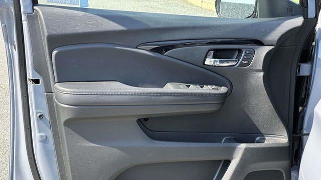2022 Honda Pilot Touring w/Rear Captain's Chairs