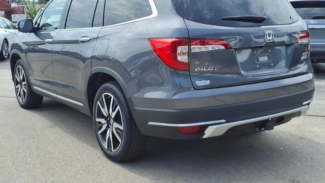 2019 Honda Pilot Touring w/Rear Captain's Chairs