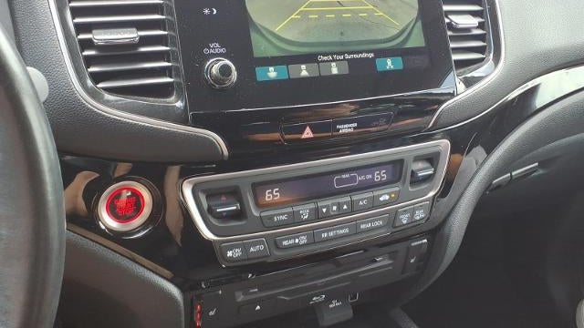 2019 Honda Pilot Touring w/Rear Captain's Chairs