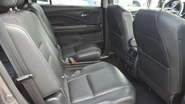 2019 Honda Pilot Touring w/Rear Captain's Chairs