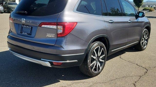 2020 Honda Pilot Touring w/Rear Captain's Chairs