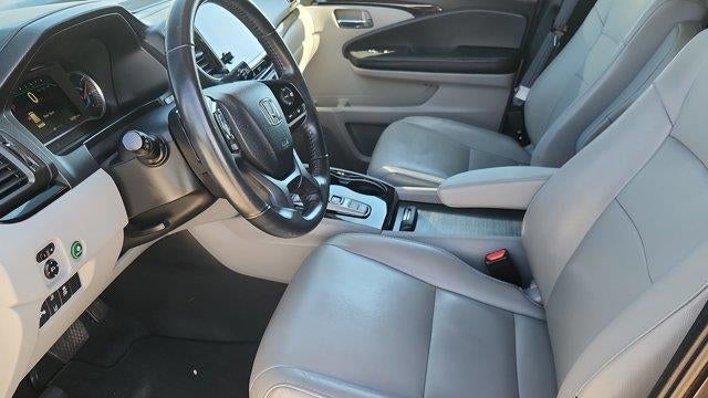 2020 Honda Pilot Touring w/Rear Captain's Chairs