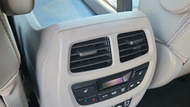 2020 Honda Pilot Touring w/Rear Captain's Chairs