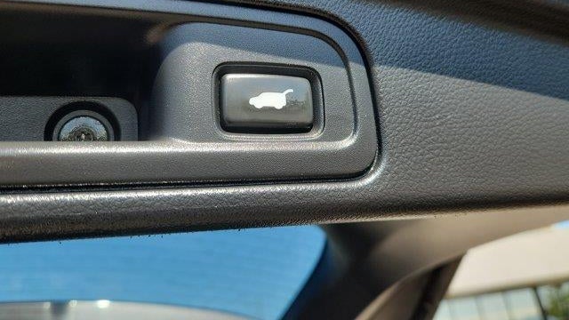 2020 Honda Pilot Touring w/Rear Captain's Chairs