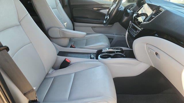 2020 Honda Pilot Touring w/Rear Captain's Chairs