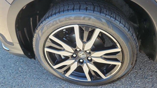 2020 Honda Pilot Touring w/Rear Captain's Chairs