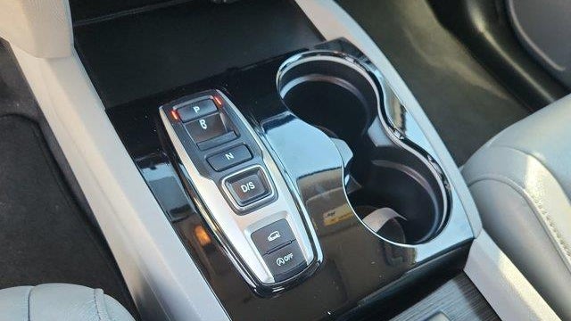 2020 Honda Pilot Touring w/Rear Captain's Chairs