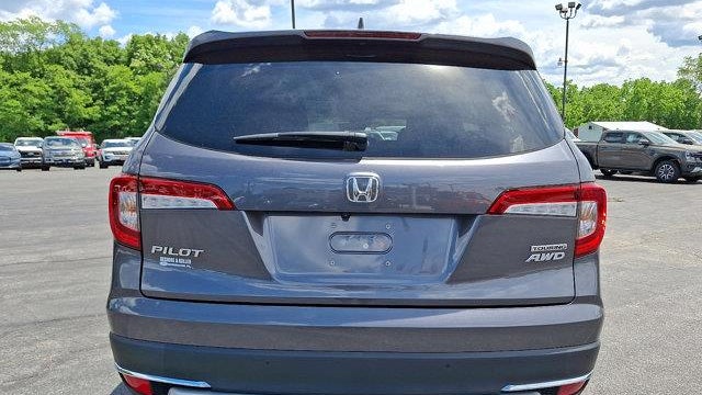 2021 Honda Pilot Touring w/Rear Captain's Chairs