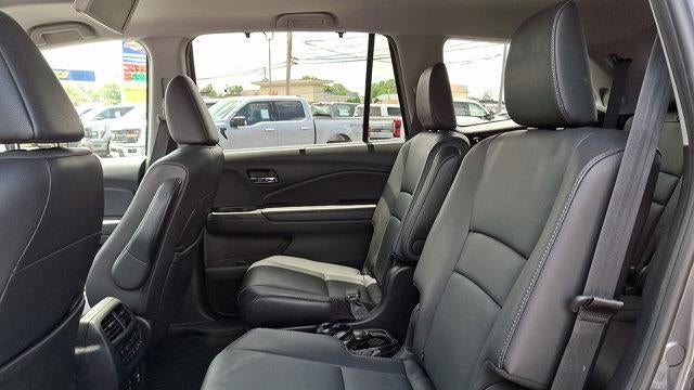 2021 Honda Pilot Touring w/Rear Captain's Chairs