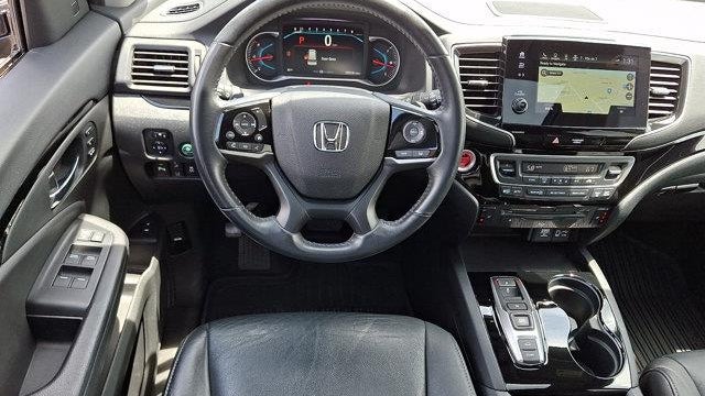 2021 Honda Pilot Touring w/Rear Captain's Chairs