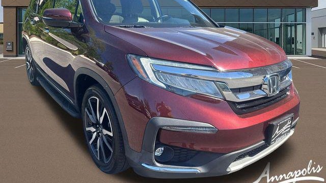 2019 Honda Pilot Touring w/Rear Captain's Chairs