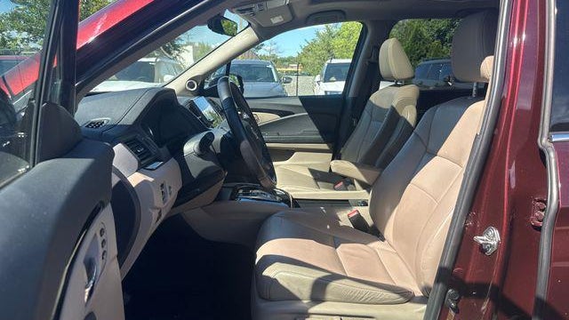 2019 Honda Pilot Touring w/Rear Captain's Chairs