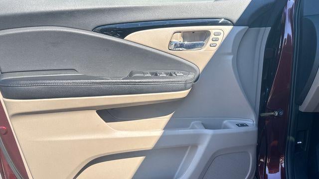 2019 Honda Pilot Touring w/Rear Captain's Chairs