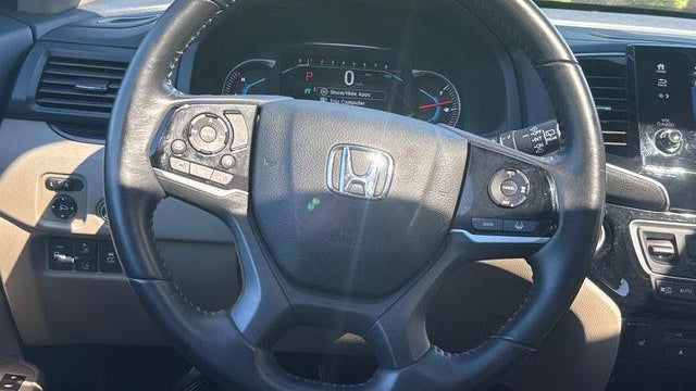 2019 Honda Pilot Touring w/Rear Captain's Chairs