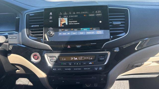 2019 Honda Pilot Touring w/Rear Captain's Chairs