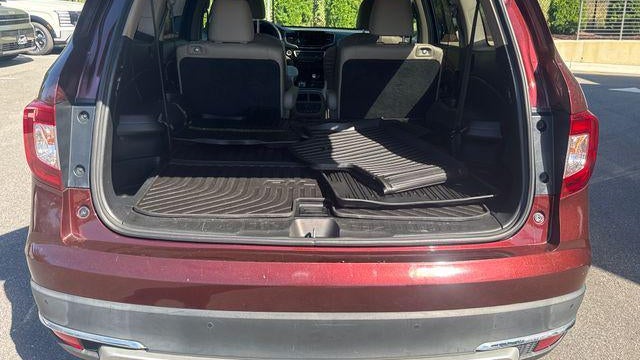 2019 Honda Pilot Touring w/Rear Captain's Chairs