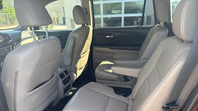 2019 Honda Pilot Touring w/Rear Captain's Chairs