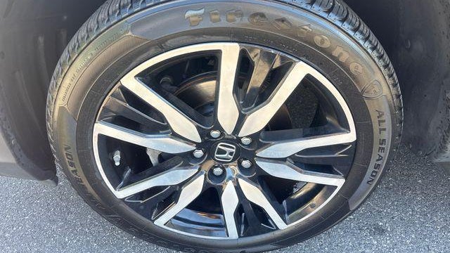 2019 Honda Pilot Touring w/Rear Captain's Chairs