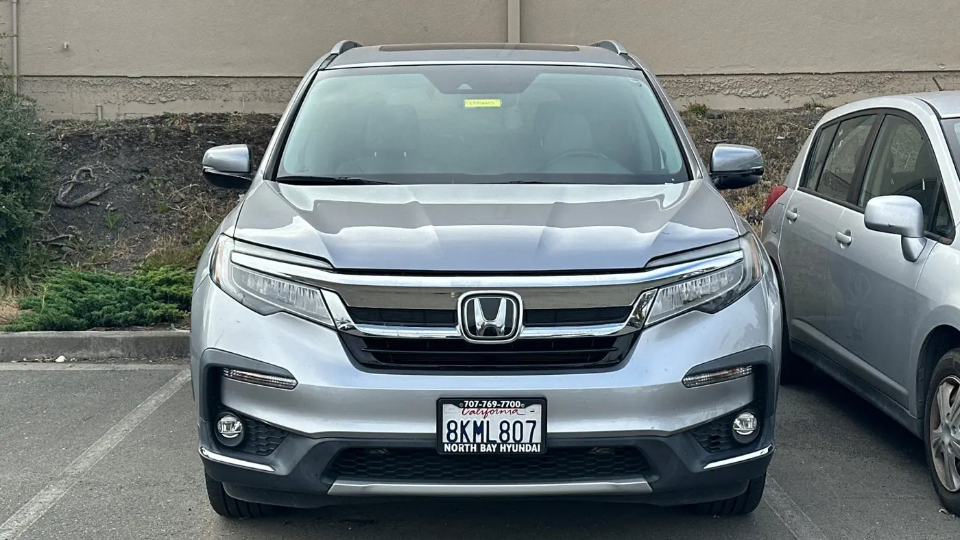2019 Honda Pilot Touring w/Rear Captain's Chairs