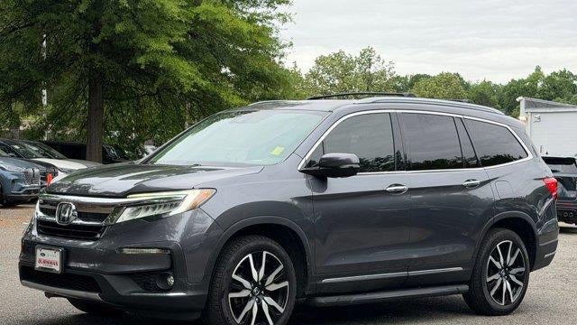 2019 Honda Pilot Touring w/Rear Captain's Chairs