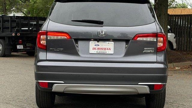 2019 Honda Pilot Touring w/Rear Captain's Chairs