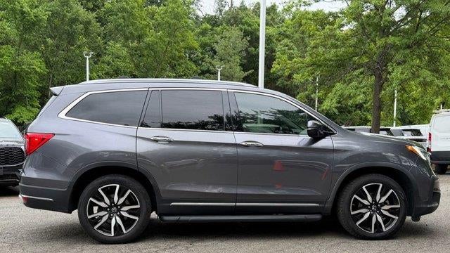 2019 Honda Pilot Touring w/Rear Captain's Chairs